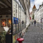 Aujourd'hui, dans un quartier qui fait vivre son histoire, l'église du XIIe veille sur la galerie d'art contemporain.